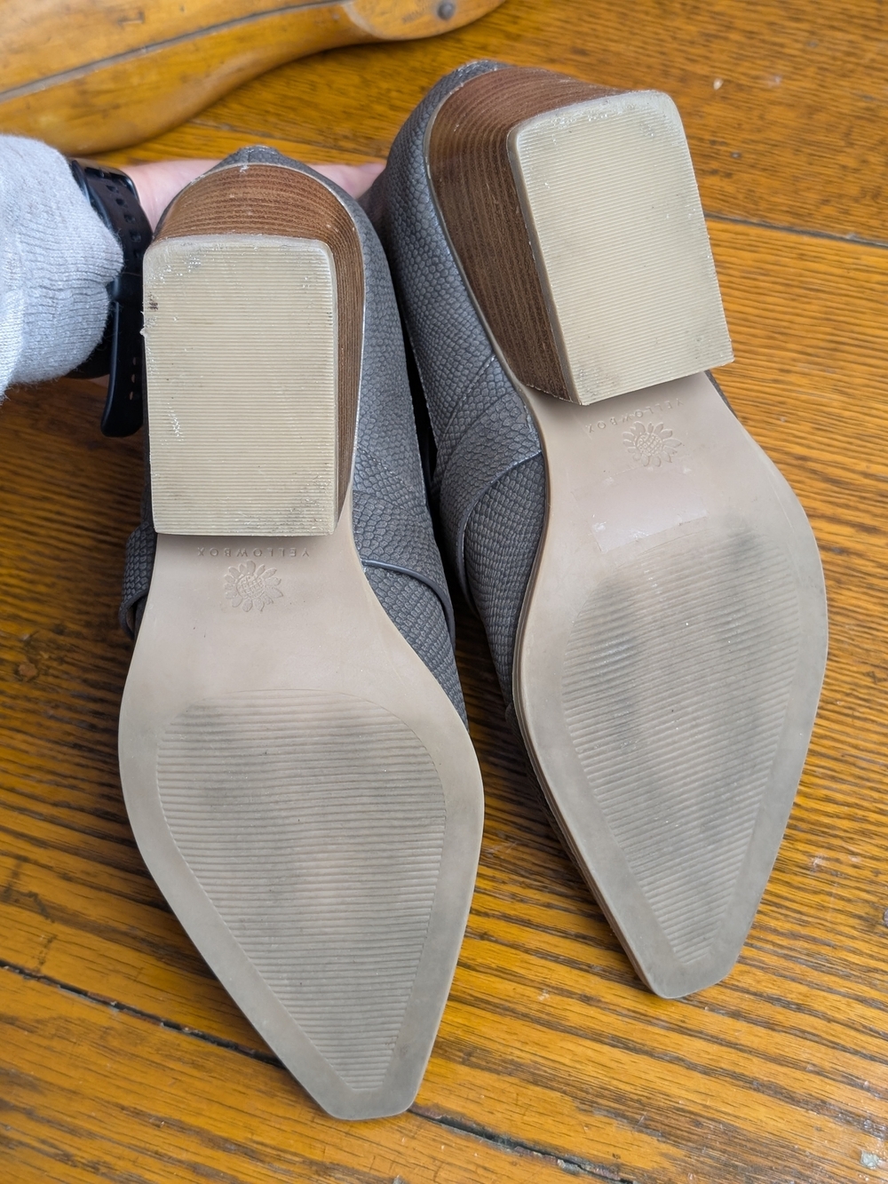 Yellow Box Women’s 6.5 Gray Textured Pointed Toe Ankle Booties - Picture 7 of 10